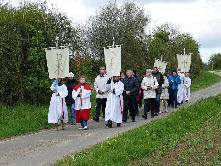 Bittprozession an der Weingartenkapelle (Foto: Karl-Franz Thiede)